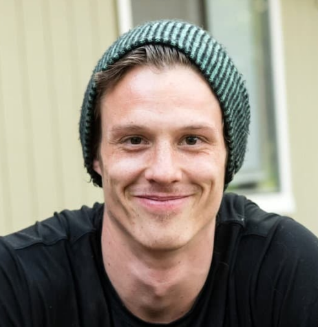 Lars V.